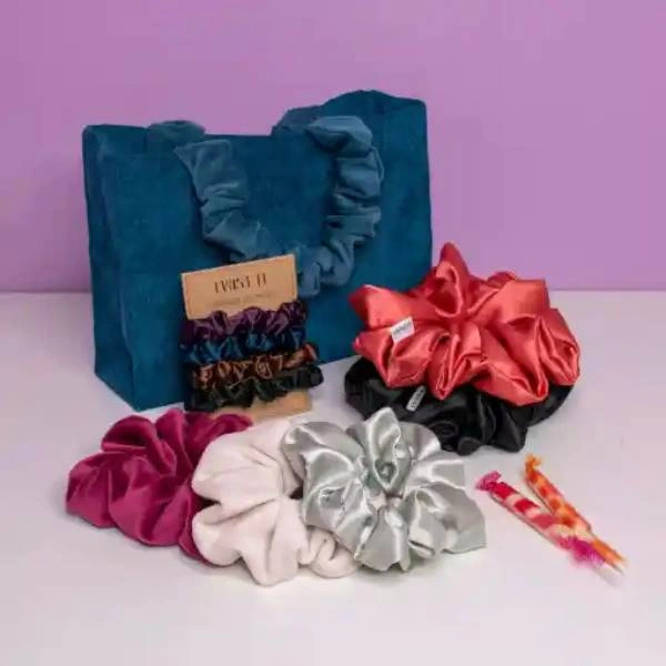 Σετ δώρου Twist it με πετρόλ τσάντα scrunchie και πολλά scrunchies σε διάφορα μεγέθη και χρώματα πάνω σε μωβ φόντο.
        loading=