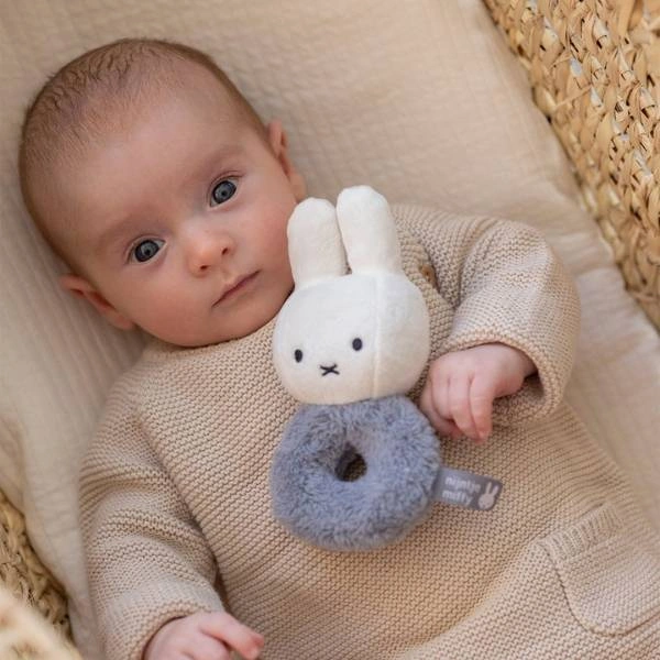 Μαλακή κουδουνίστρα-κουνελάκι από 100% polyester σε γκρι