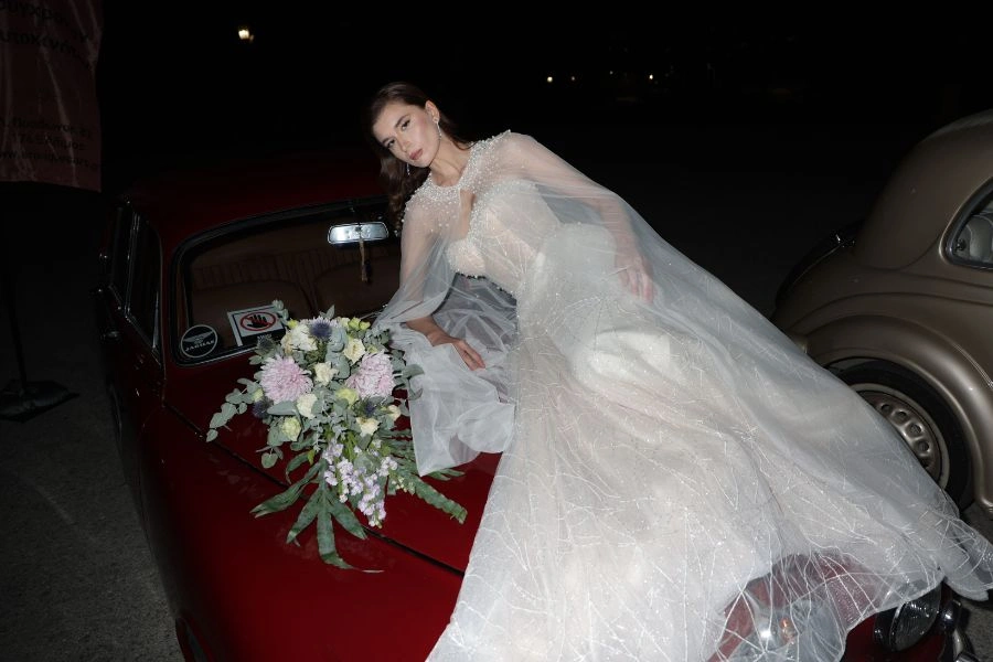 Νύφη με νυφικό φόρεμα σε καλλιτεχνική φωτογράφιση στο Bridal Expo 2025 στο Ζάππειο Μέγαρο, Αθήνα