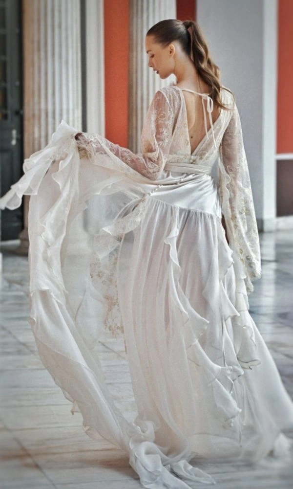Νυφικό φόρεμα με ανοιχτή πλάτη στο Bridal Fashion Week 2025 στο Ζάππειο Μέγαρο, Αθήνα