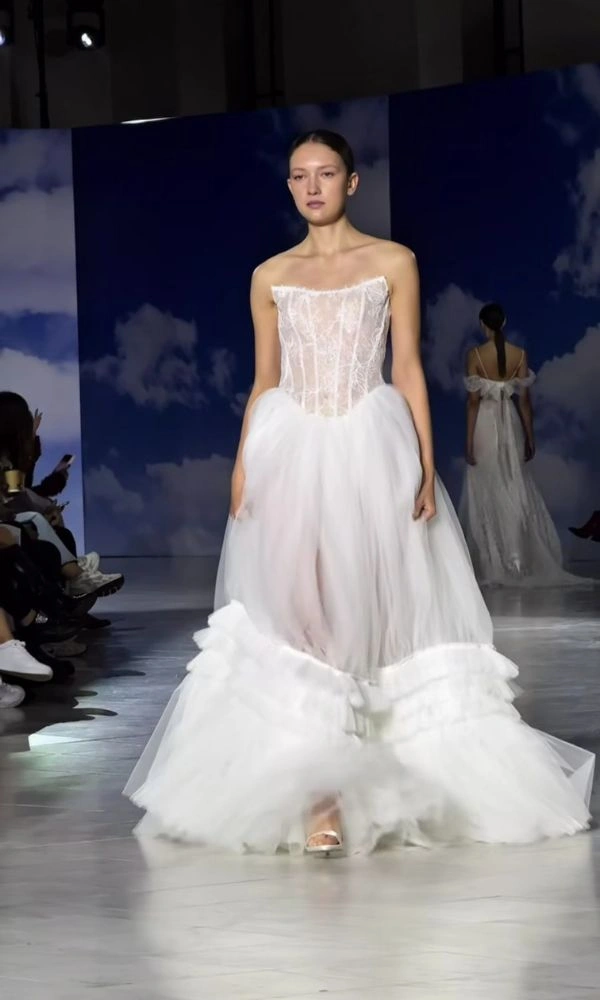 Νυφικό φόρεμα σε πασαρέλα της Bridal Fashion Week 2025 στο Ζάππειο Μέγαρο, Αθήνα