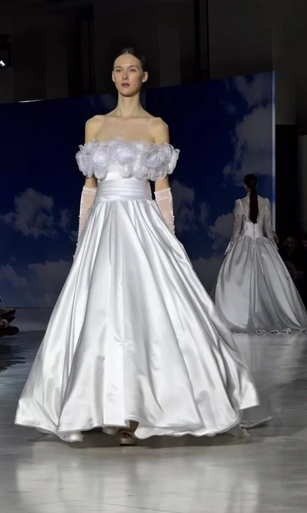 Νυφικό φόρεμα σε πασαρέλα της Bridal Fashion Week 2025 στο Ζάππειο Μέγαρο, Αθήνα