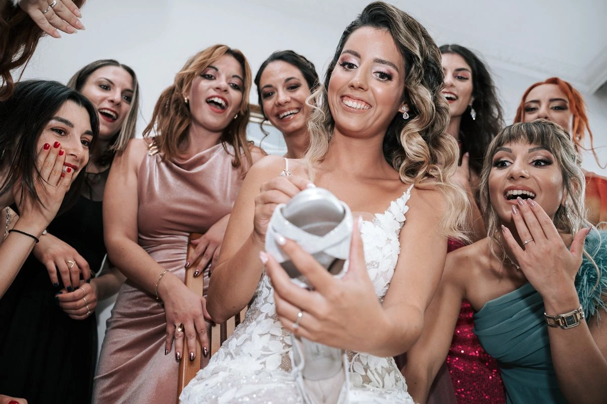 Προετοιμασία νύφης με φίλες πριν τον γάμο