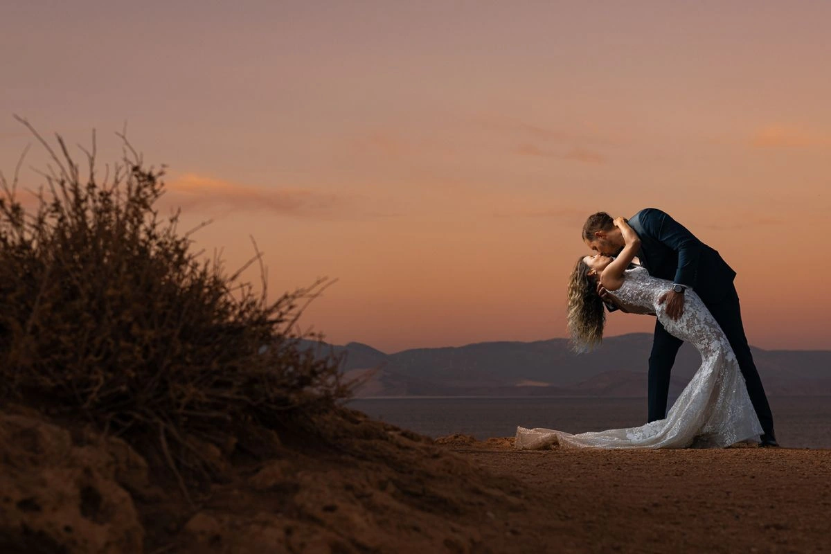 Ζευγάρι σε φωτογράφιση γάμου στο ηλιοβασίλεμα