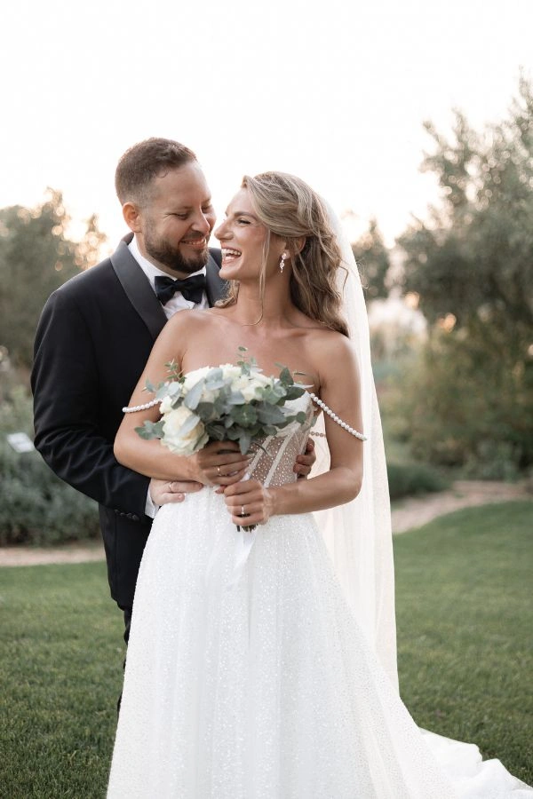 Νεόνυμφο ζευγάρι σε τρυφερή στιγμή μετά τον γάμο