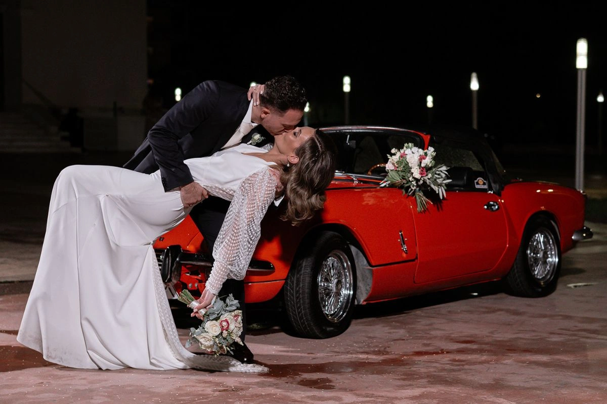 Ζευγάρι γάμου με κλασικό αυτοκίνητο το βράδυ