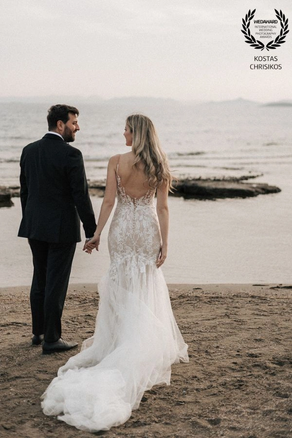 Ζευγάρι στην παραλία μετά τον γάμο