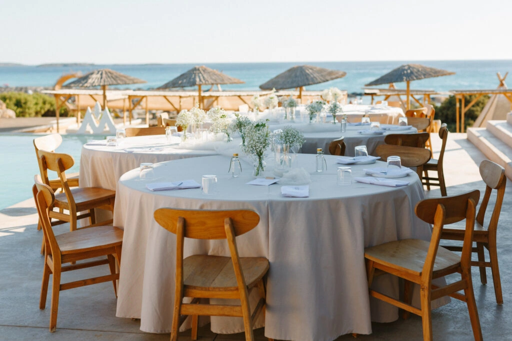 Στρογγυλά τραπέζια γάμου δίπλα στη θάλασσα στο Macaya Beach House