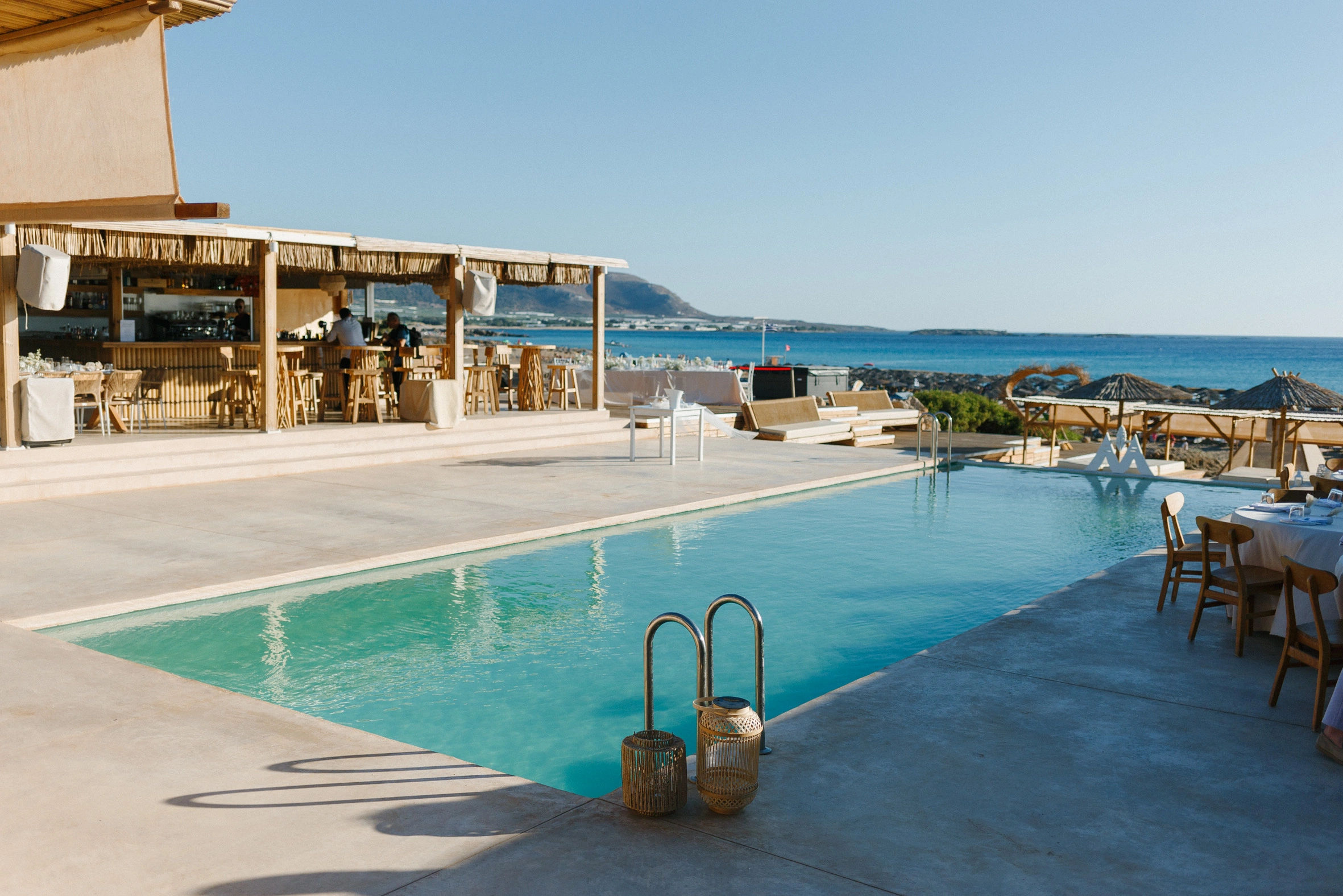 Γαμήλια δεξίωση δίπλα στην πισίνα στο Macaya Beach House Χανιά