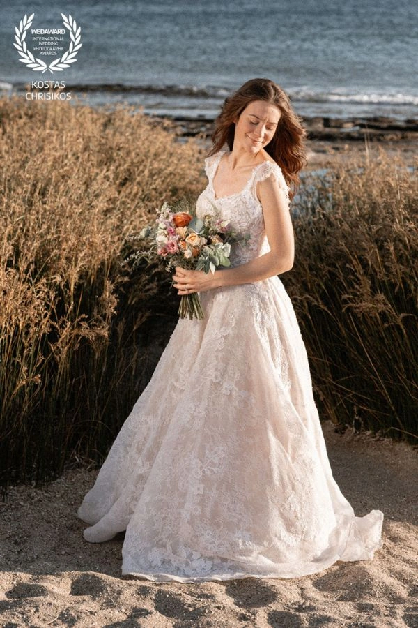 Νύφη σε φυσική φωτογράφιση γάμου