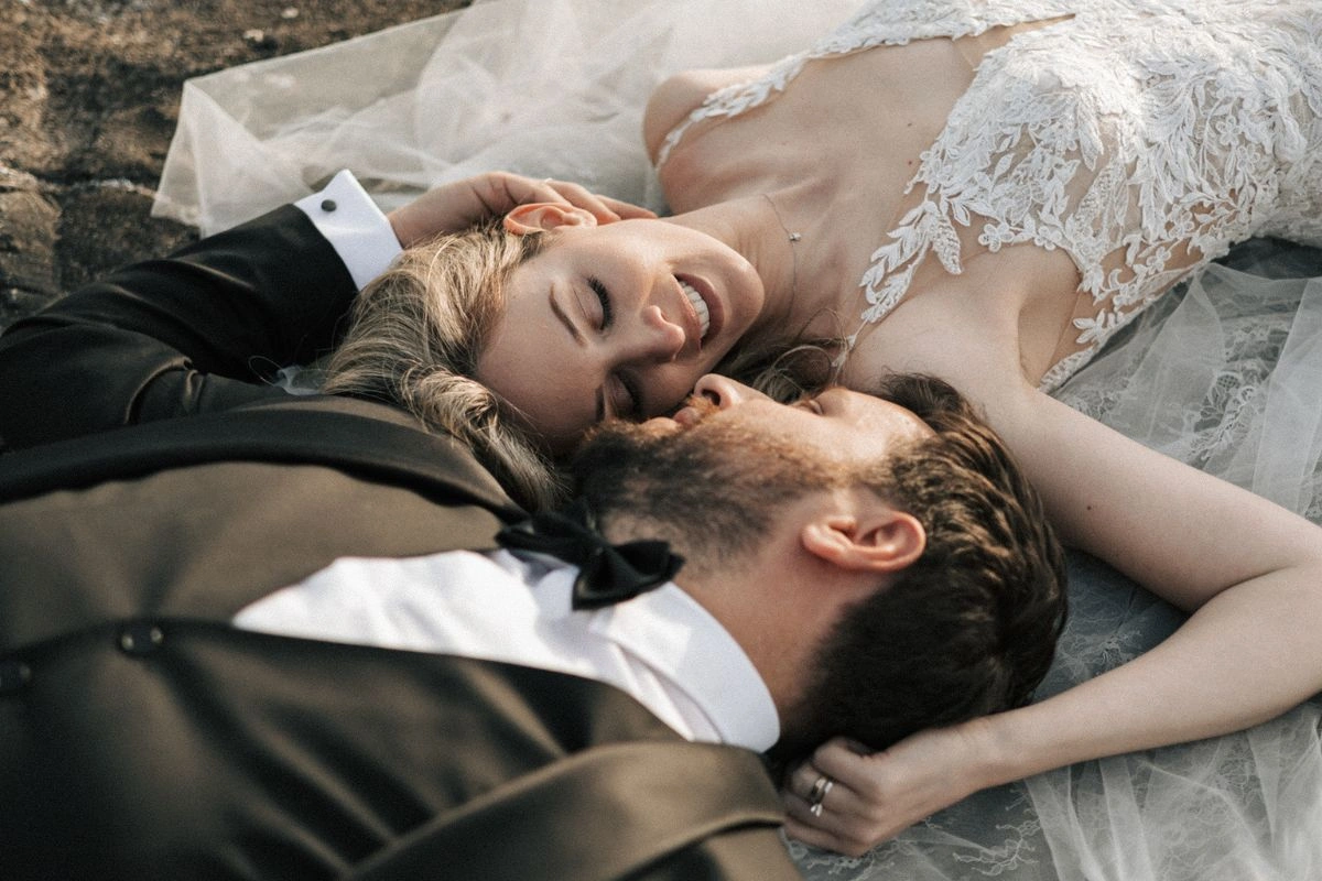 Ρομαντική στιγμή ζευγαριού στη φωτογράφιση γάμου