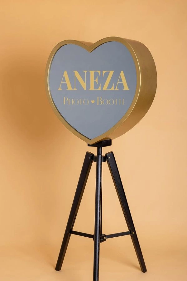 Mirror booth σε σχήμα καρδιάς με το λογότυπο της Aneza