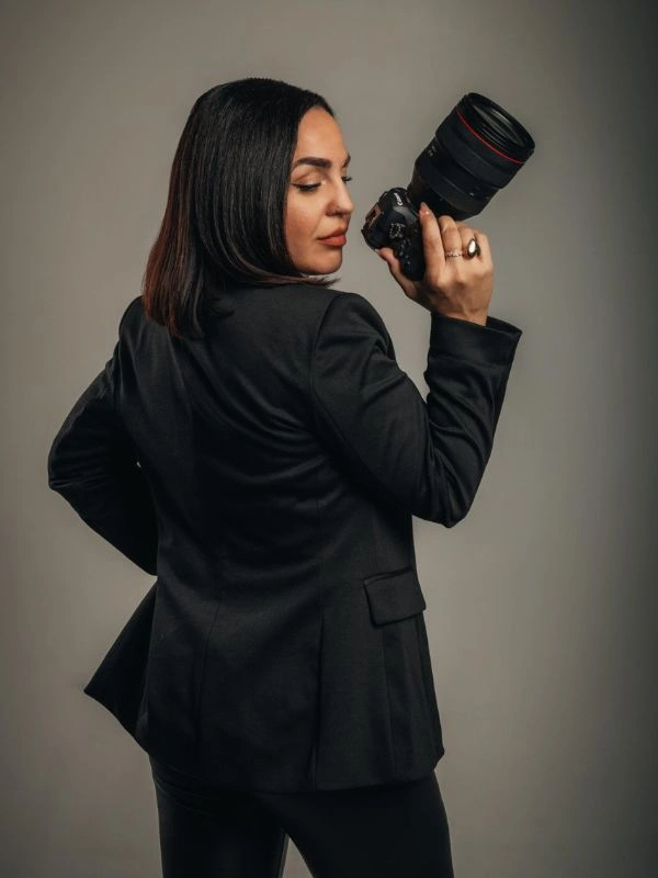 Πορτρέτο της φωτογράφου γάμου Ανέζας Καράμπαλη με φωτογραφική μηχανή