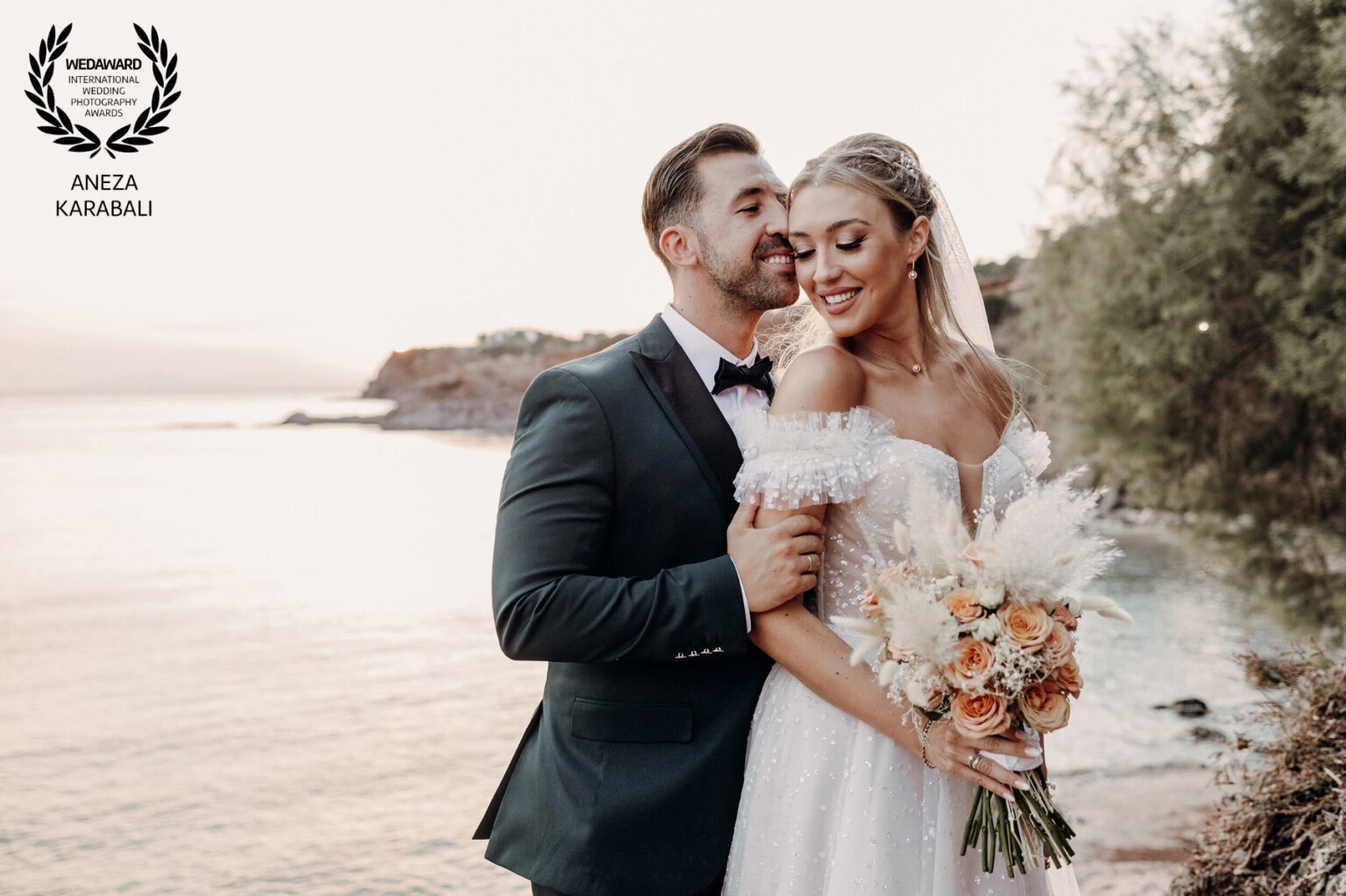 Νεόνυμφοι σε ρομαντικό πορτρέτο δίπλα στη θάλασσα