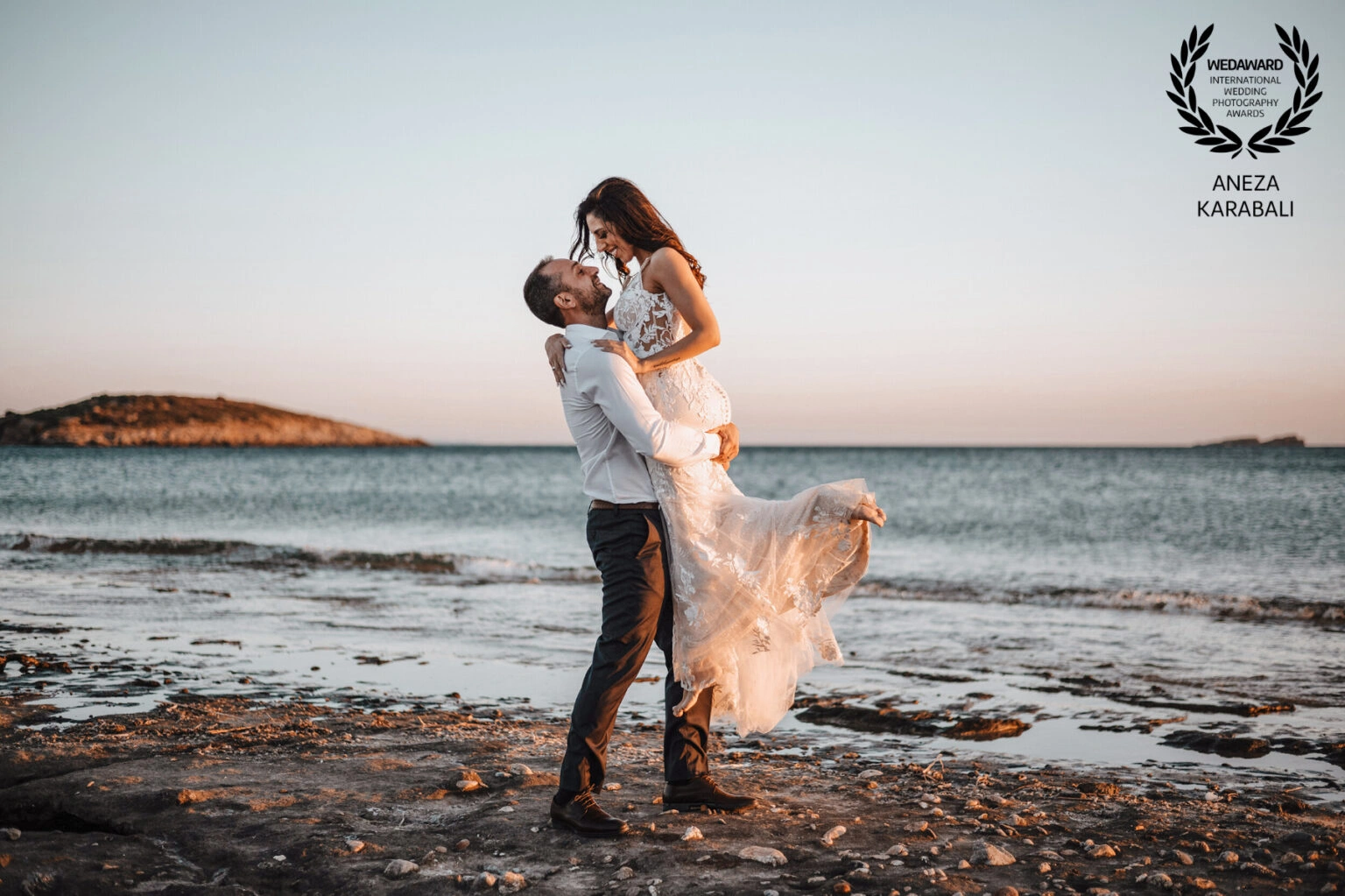 Ζευγάρι σε ρομαντική στιγμή στην παραλία κατά τη φωτογράφιση γάμου