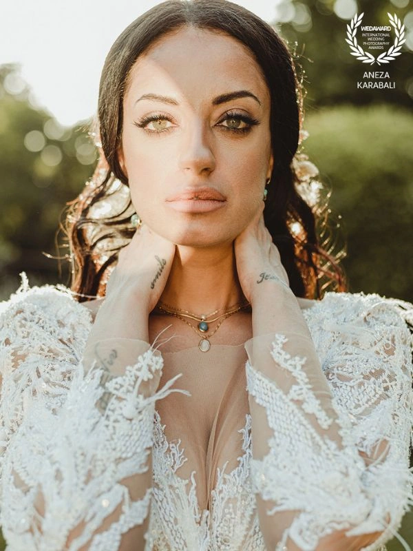 Κοντινό πορτρέτο νύφης με φυσικό φως και δαντελένιο νυφικό