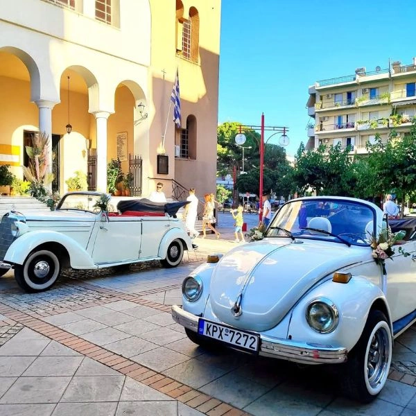 Κλασικά αυτοκίνητα γάμου VW Beetle cabrio έξω από εκκλησία πριν την τελετή