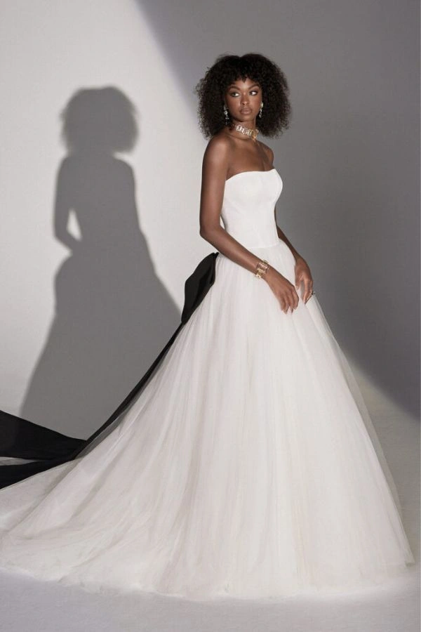 Νυφικό με 3D δαντέλλα σε φαρδιά γραμμή με μακρία μανίκια σε σχήμα V, ανοιχτή πλάτη σε σχήμα V και αποσπώμενο μαύρο φιόγκο