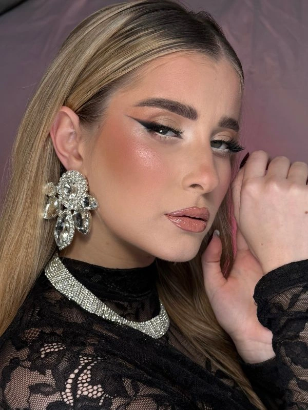 Κομψό νυφικό μακιγιάζ με καθαρές γραμμές eyeliner και φυσική λάμψη από τη makeup artist Ντέμη Μανωλακάκη