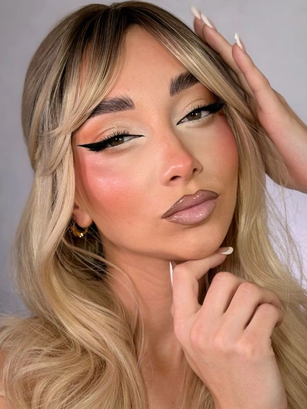 Νυφικό μακιγιάζ με έντονο eyeliner και λαμπερή επιδερμίδα από τη makeup artist Ντέμη Μανωλακάκη