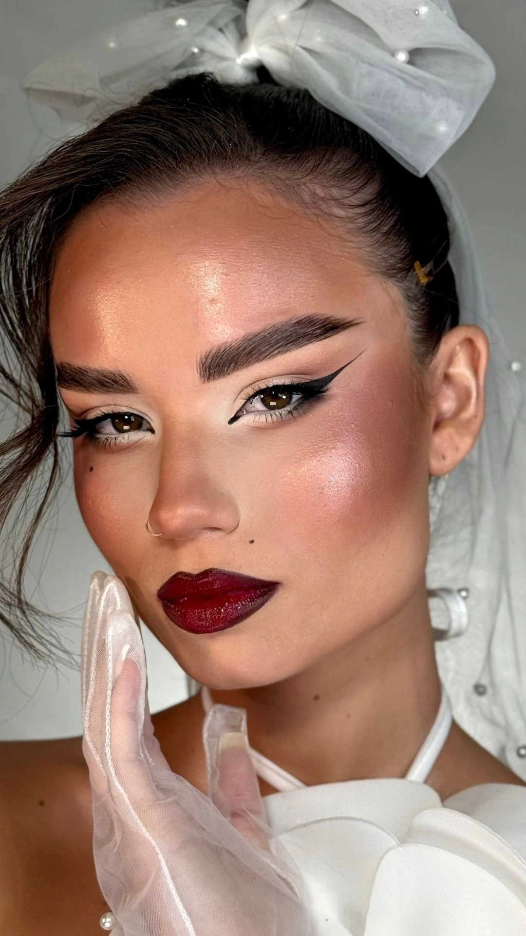 Νύφη με εντυπωσιακό κόκκινο κραγιόν και λαμπερό νυφικό μακιγιάζ από τη Ντέμη Μανωλακάκη