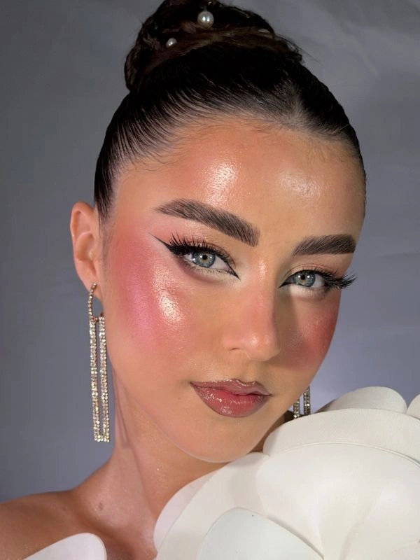 Κομψό νυφικό μακιγιάζ με ροδαλή λάμψη και φυσικά χείλη από τη Ντέμη Μανωλακάκη
