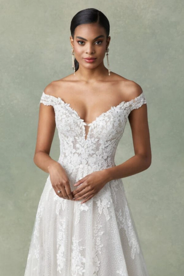 Πρόβα νυφικού στο Bridal Loft Athens με τη σχεδιάστρια