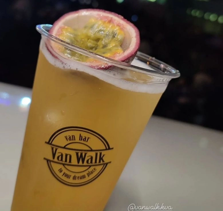 Κοκτέιλ του Van Walk με φρούτο σε ποτήρι σε βραδινή εκδήλωση