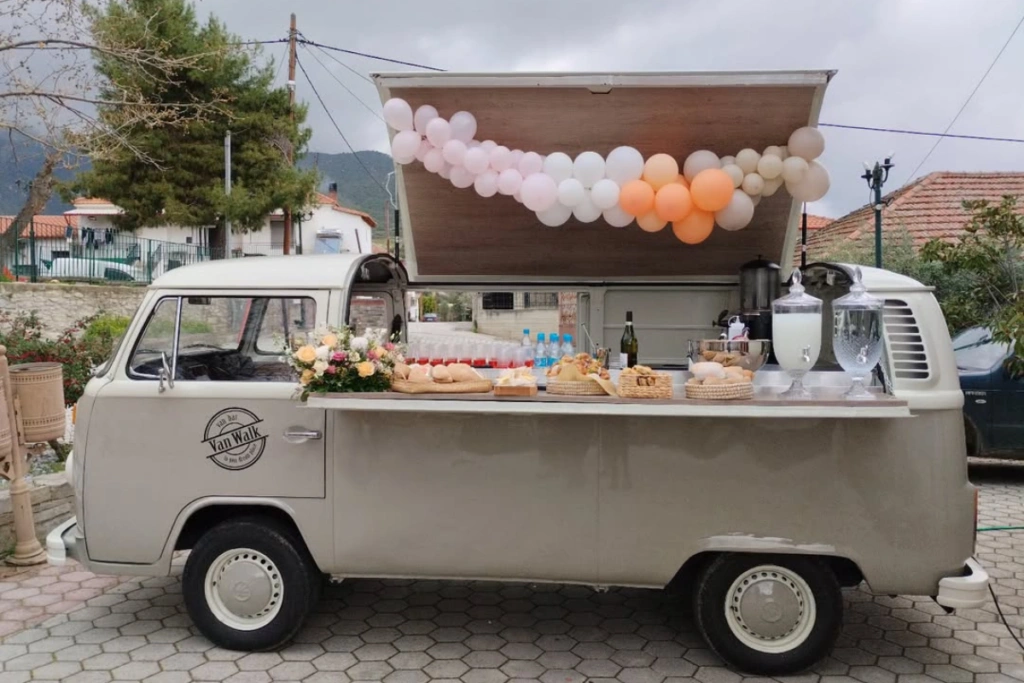Van Walk mobile bar στημένο σε εκδήλωση με ποτά και διακόσμηση