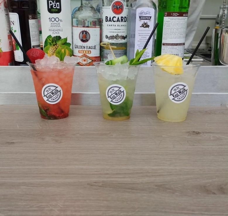 Τρία κοκτέιλ του Van Walk μπροστά από το mobile bar