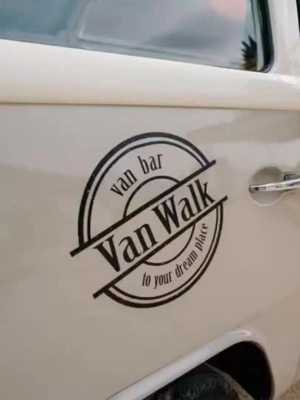 VanWalk cocktail van bar σε εκδήλωση με διακόσμηση και ποτά στο βαν