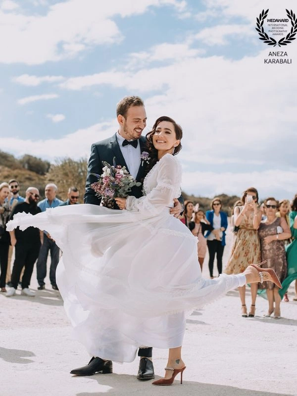 Ζευγάρι χορεύει χαρούμενα σε υπαίθριο γάμο με καλεσμένους γύρω τους