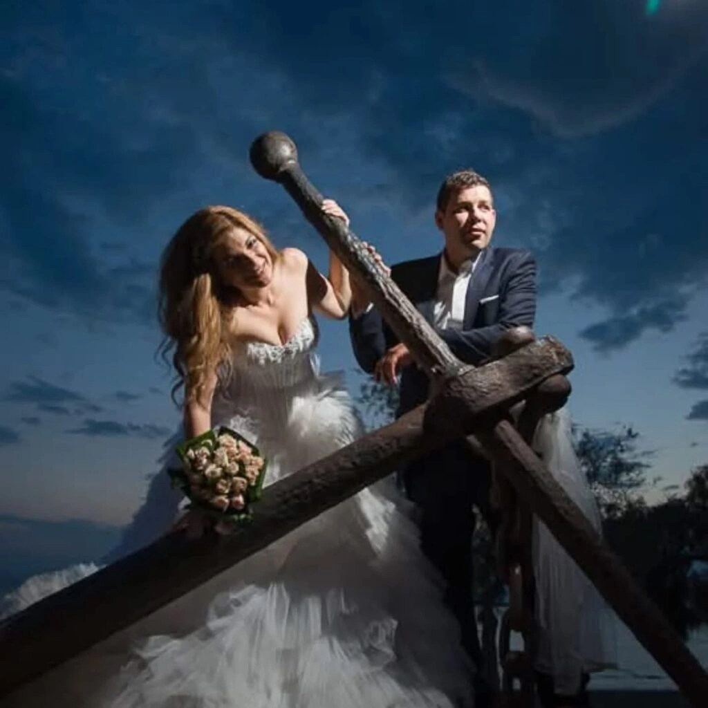 Δημιουργική φωτογράφιση γάμου με ζευγάρι και καλλιτεχνικό concept άγκυρας από την Wedding Stars