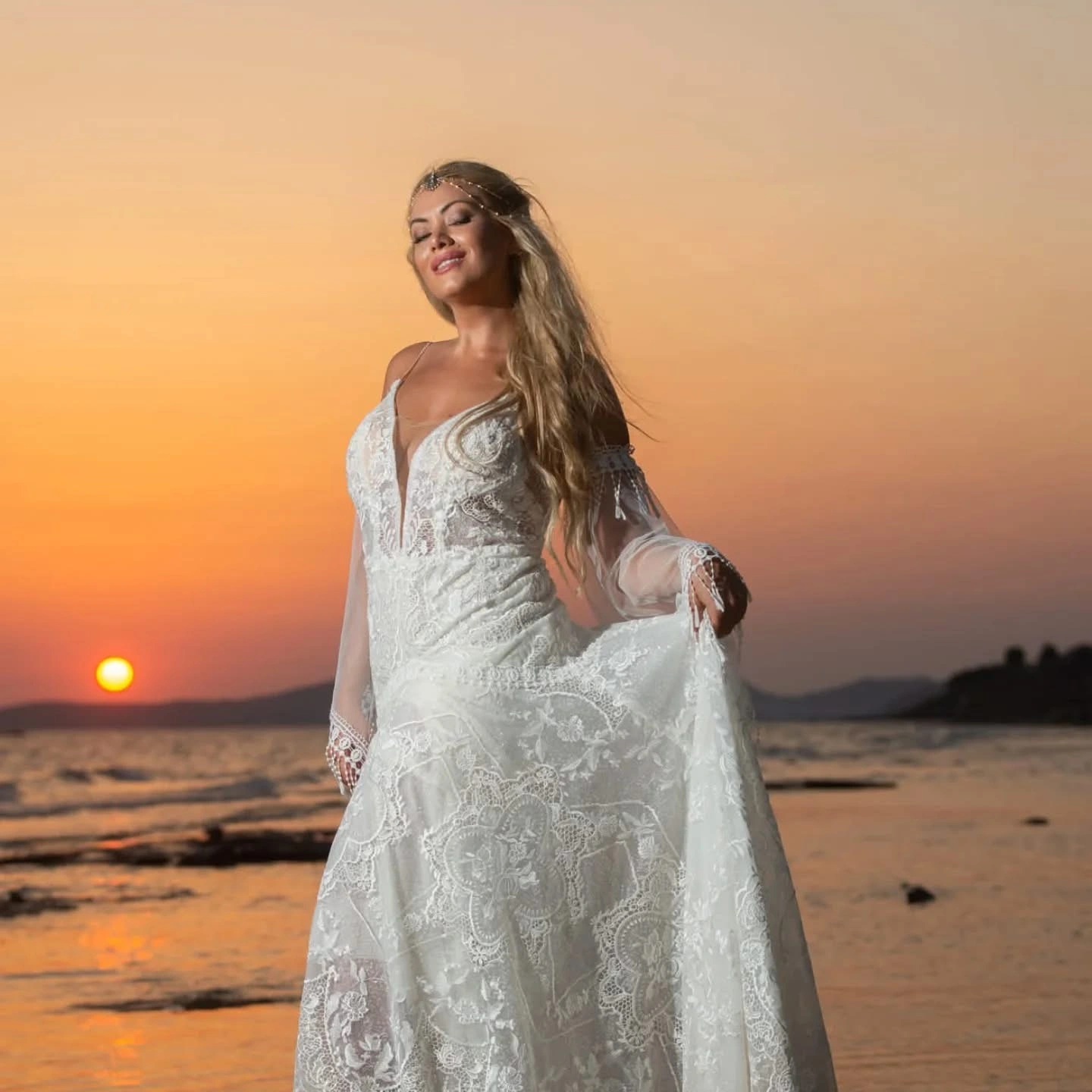 Νύφη στην παραλία με φόντο το ηλιοβασίλεμα σε φωτογράφιση γάμου από την Wedding Stars