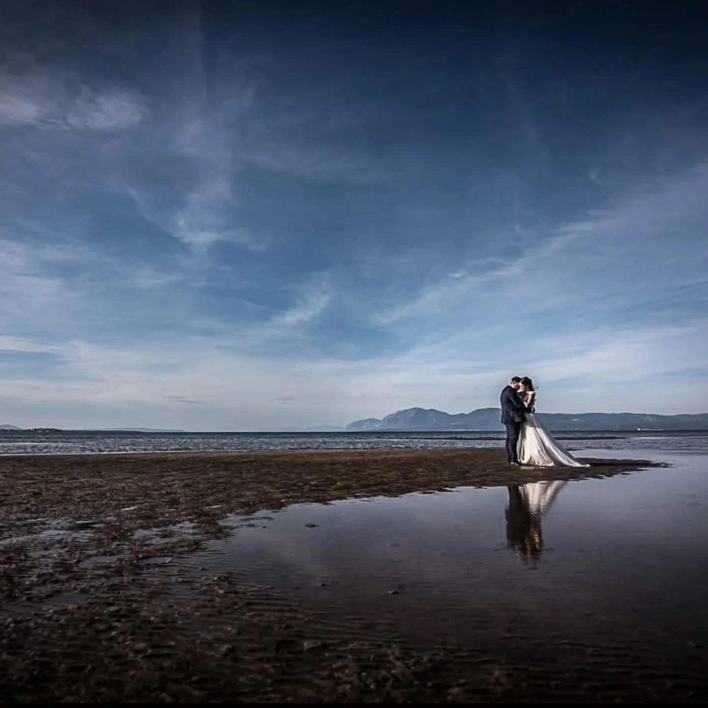 Ζευγάρι σε καλλιτεχνική φωτογράφιση με αντανάκλαση στη θάλασσα από την Wedding Stars